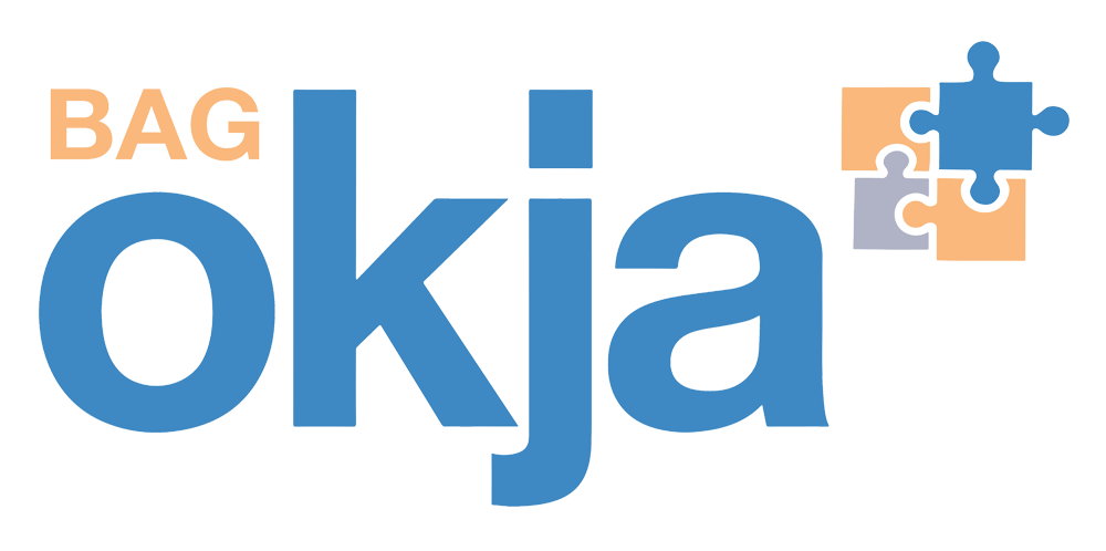 Das Logo der BAG OKJA in blauen und orangenen Buchstaben und mit Puzzle-Grafik