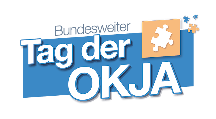 Das Logo mit dem Schriftzug des Tag der OKJA mit blauem Hintergrund und orange hinterlegtem Puzzleteil Buchstaben und mit Puzzle-Grafik
